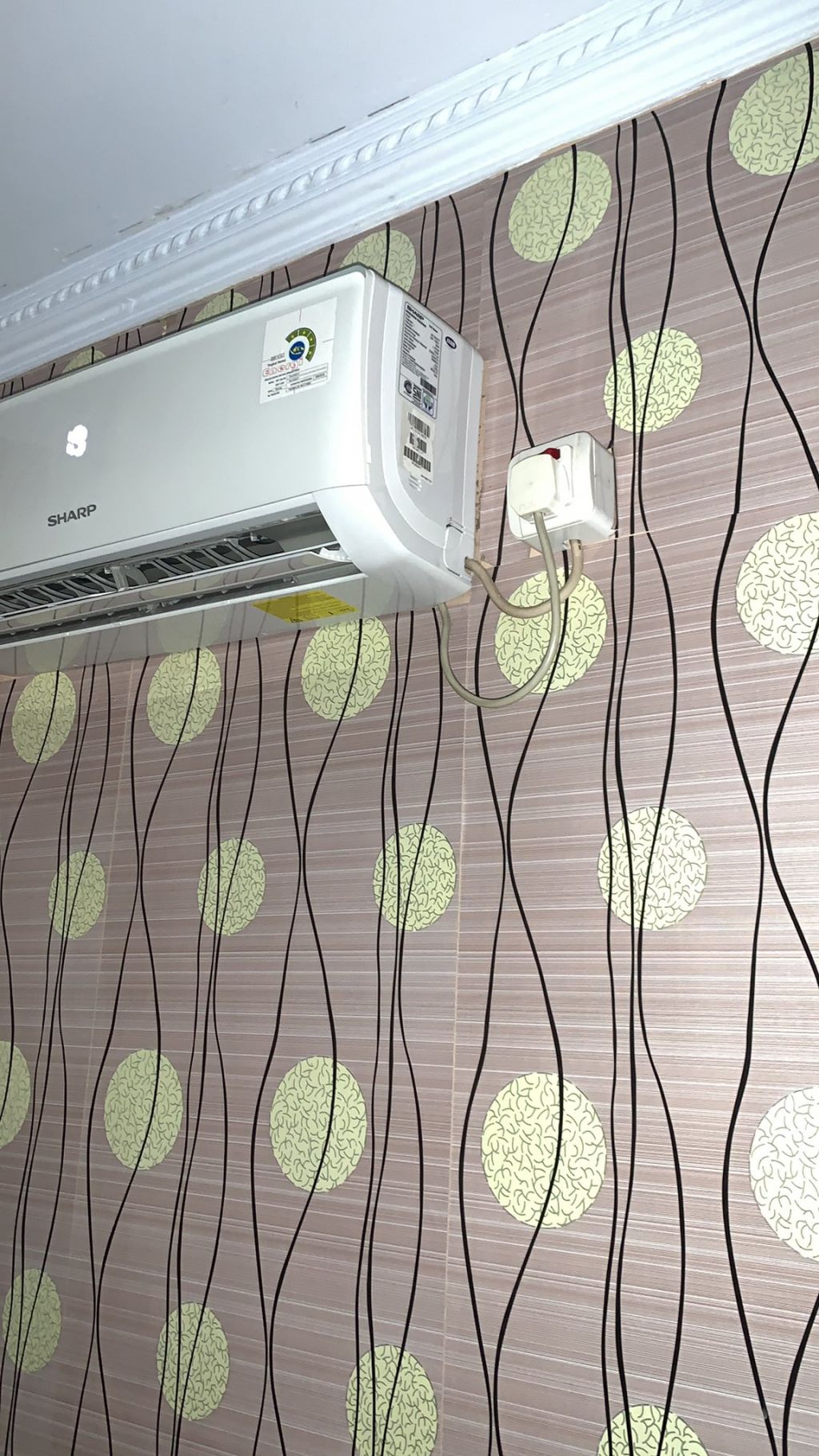 AC yang terpasang rapi di kamar.