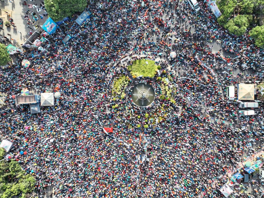 Foto dari atas lautan manusia pendukung Amin.