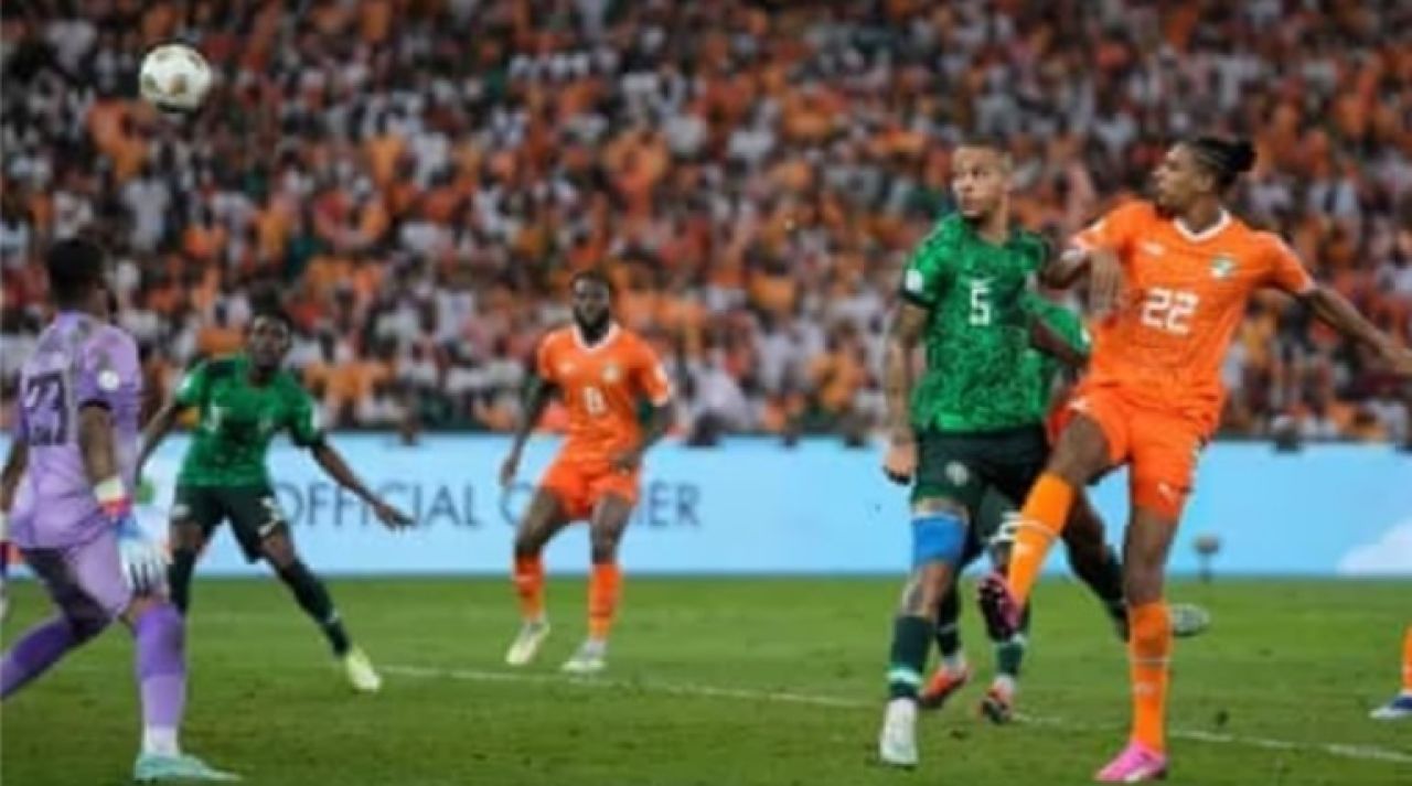 Aksi Haller (22) saat mencetak gol untuk Pantai Gading. 