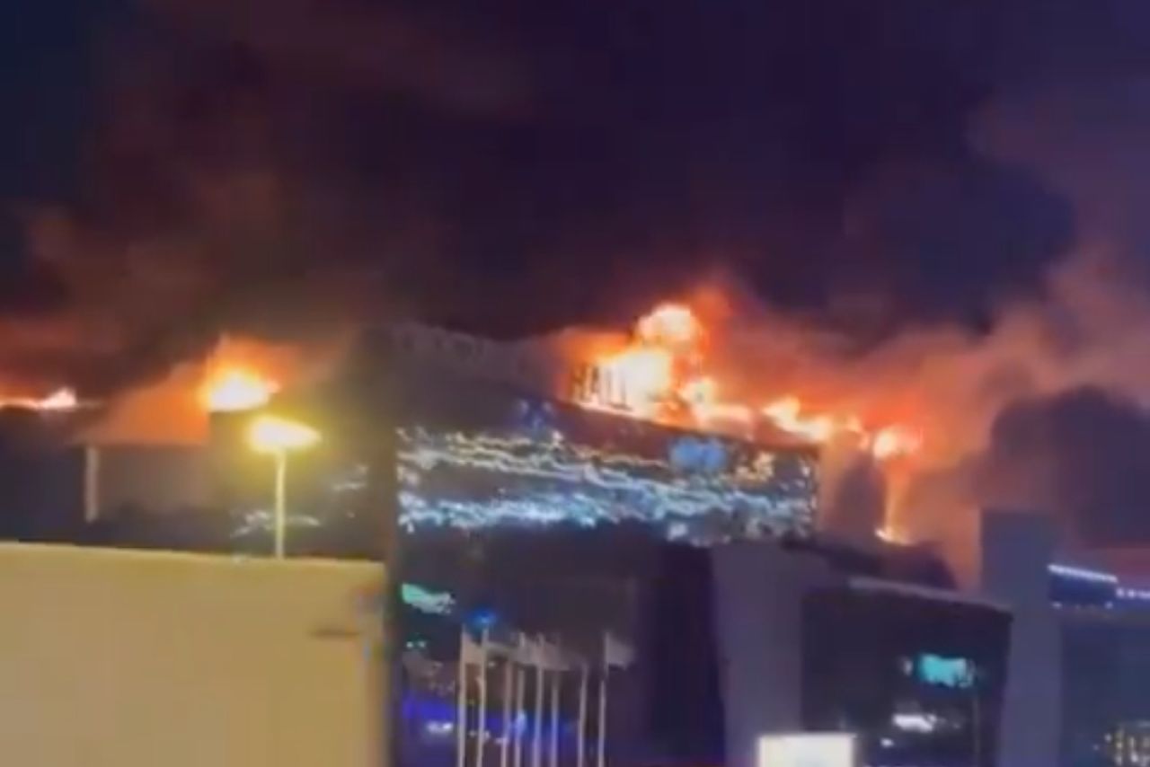Gedung Crocus City Hall  dibakar para pelaku. 