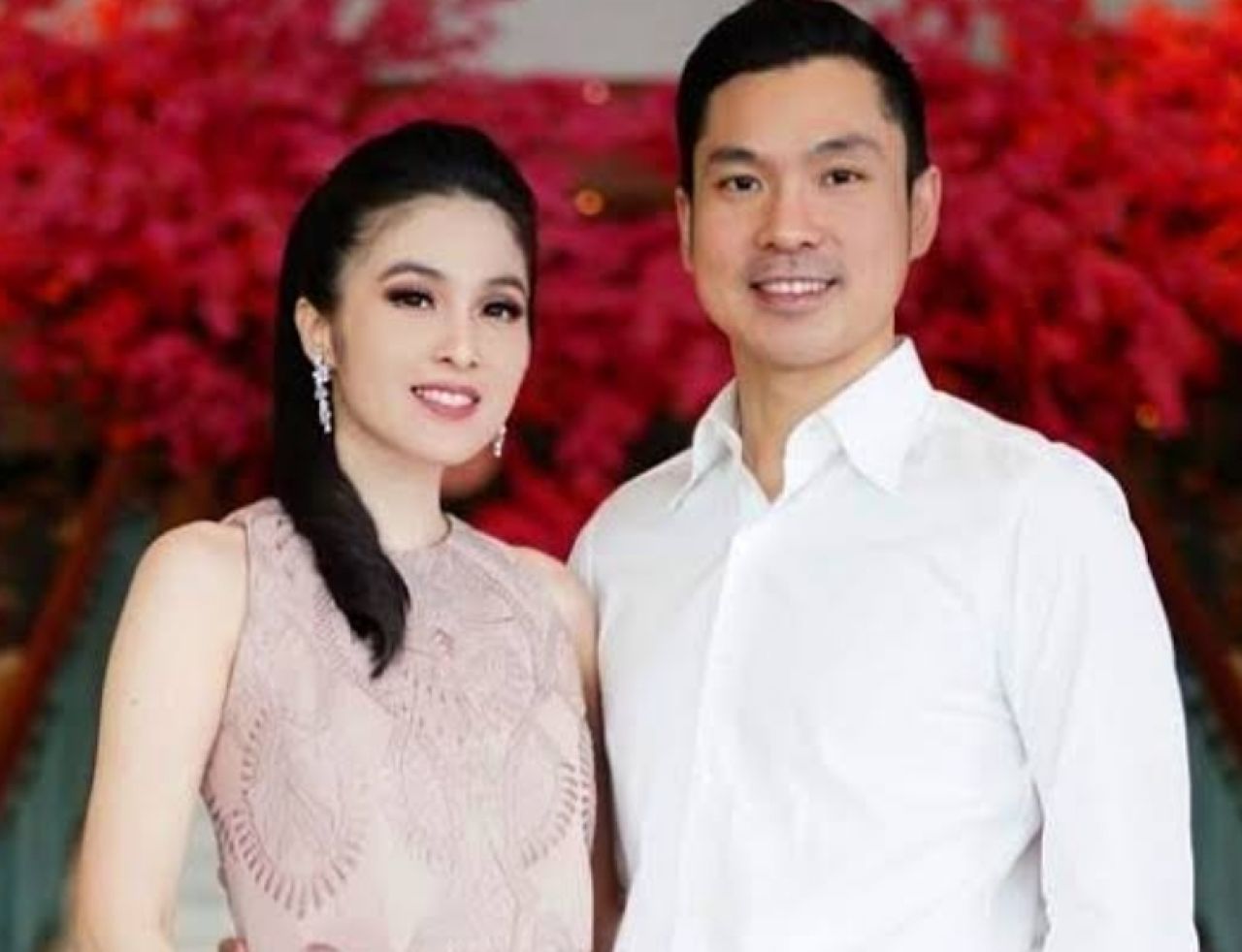 Sandra Dewi dan Harvet Moeis. 