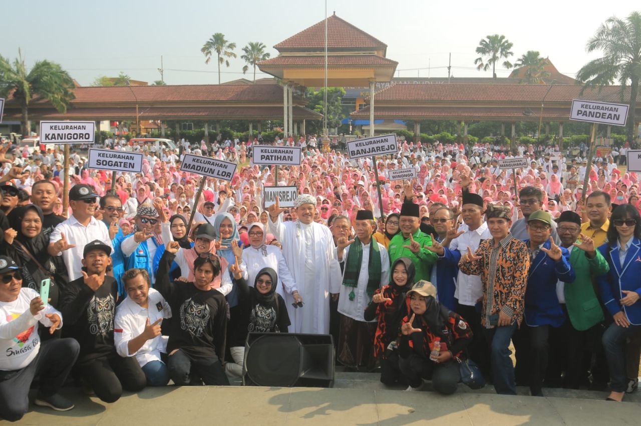 Ribuan relawan berkumpul di Alun-alun Kota Madiun turut mendeklarasikan Maidi untuk maju lagi di Pilkada mendatang.