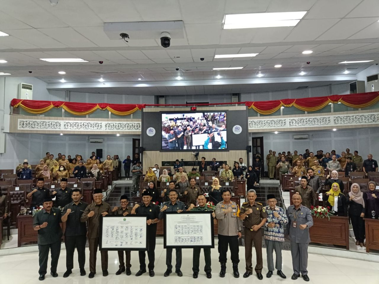 Foto bersama usai penandatanganan Pakta integritas. (Foto: Muhammad)