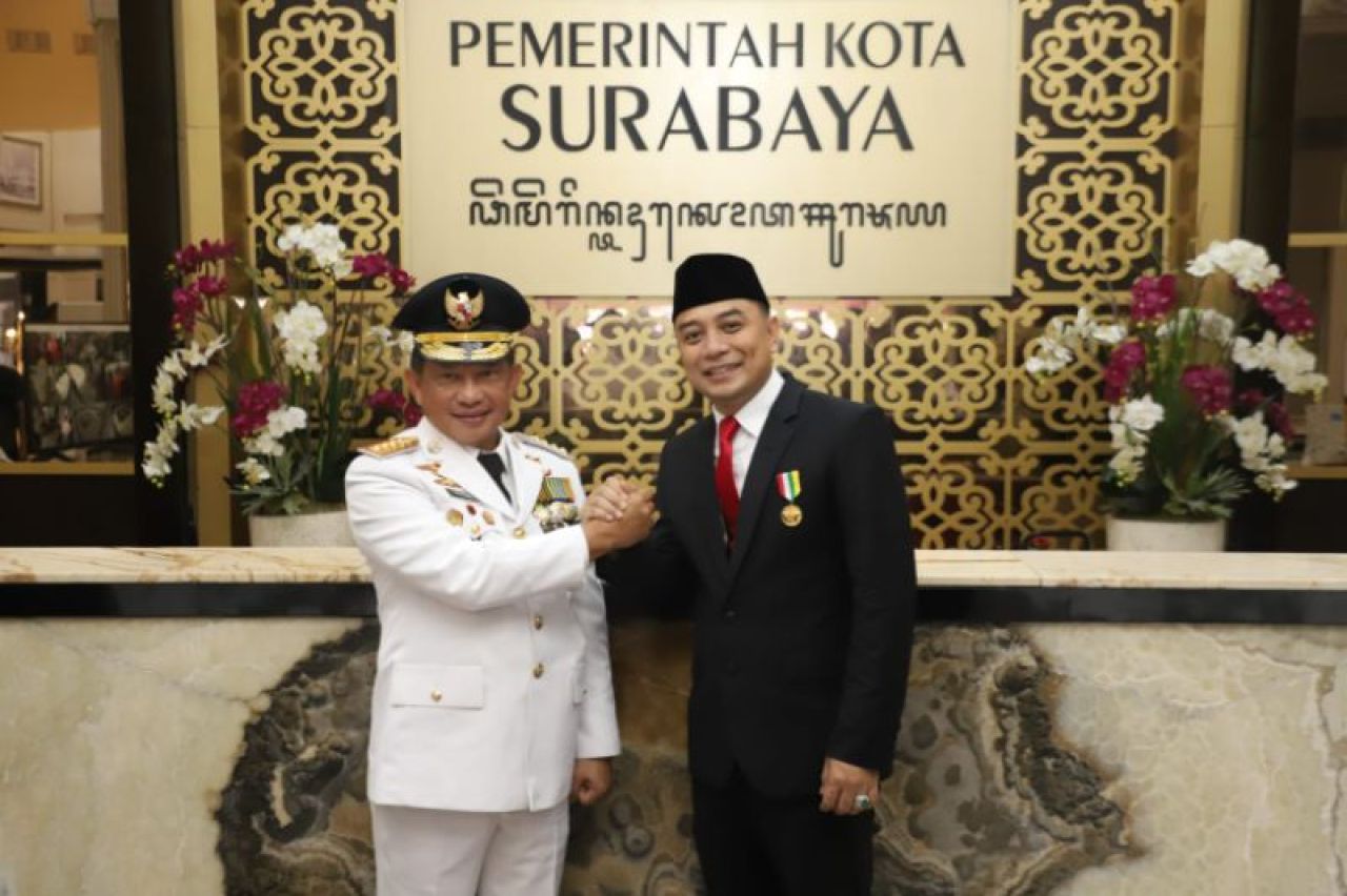 Mendagri juga menyerahkan piagam penghargaan kepada Pemerintah Kota (Pemkot) Surabaya bersama 28 pemerintah daerah (pemda) lain di Indonesia.