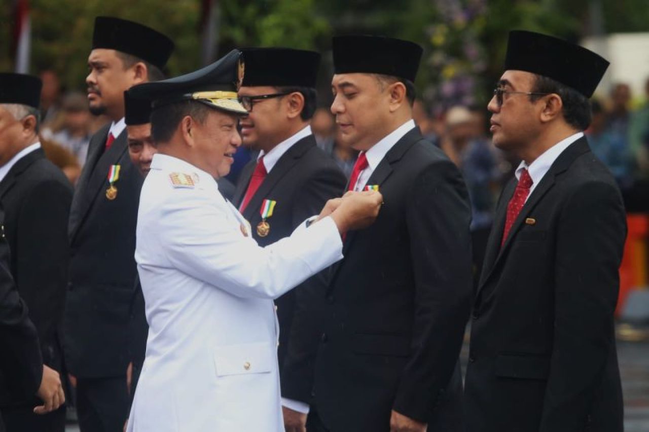 Ia menerima penganugerahan tanda kehormatan Satyalancana Karya Bhakti Praja Nugraha dari Presiden Republik Indonesia Joko Widodo.