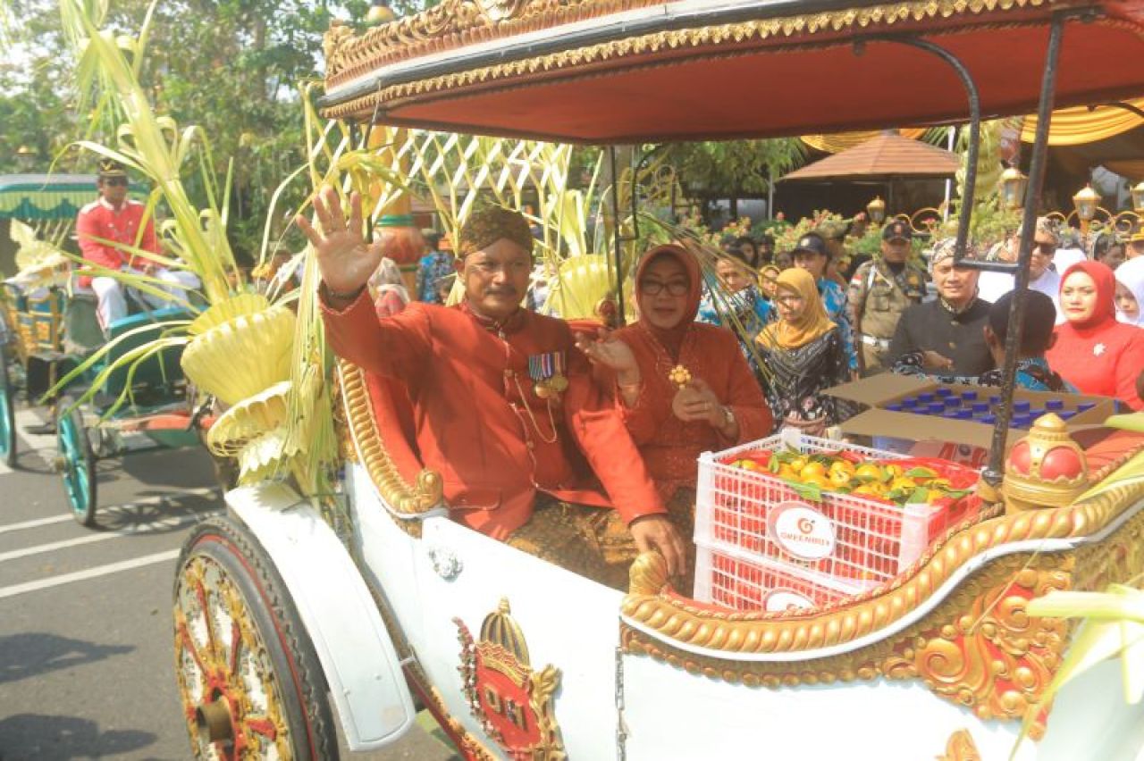 Kirab budaya disambut antusias masyarakat.