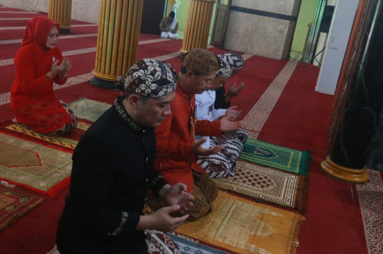 Wali Kota Madiun, Maidi (baju merah) menyempatkan datang berdoa serta sujud di Masjid Agung Baitul Hakim sebagai wujud syukur memimpin Kota Madiun selama lima tahun.