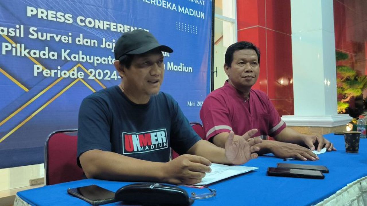 Ketua LPPM Unmer Madiun, Hendry Windrianto Darmoko dan Tim Peneliti Unmer Madiun, Nurharibnu Wibisono Tim Peneliti saat merilis hasil jajak pendapat.