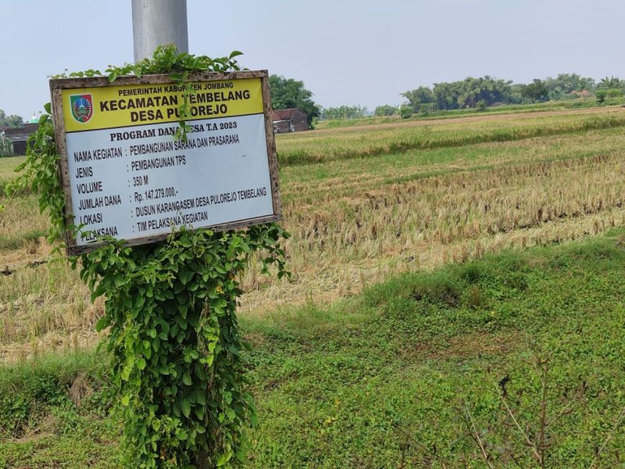 Papan proyek TPS yang sudah tak terawat. 