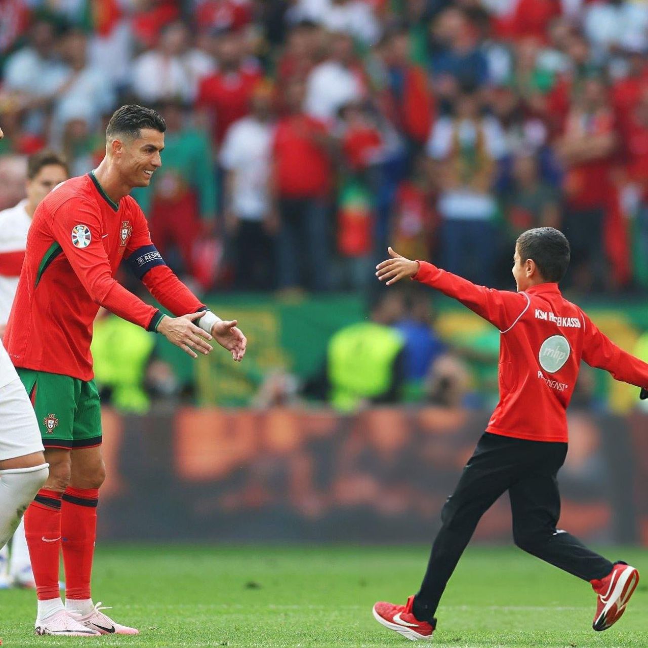 Momen saat si bocah menembus keamanan dan lari menujur Ronaldo 