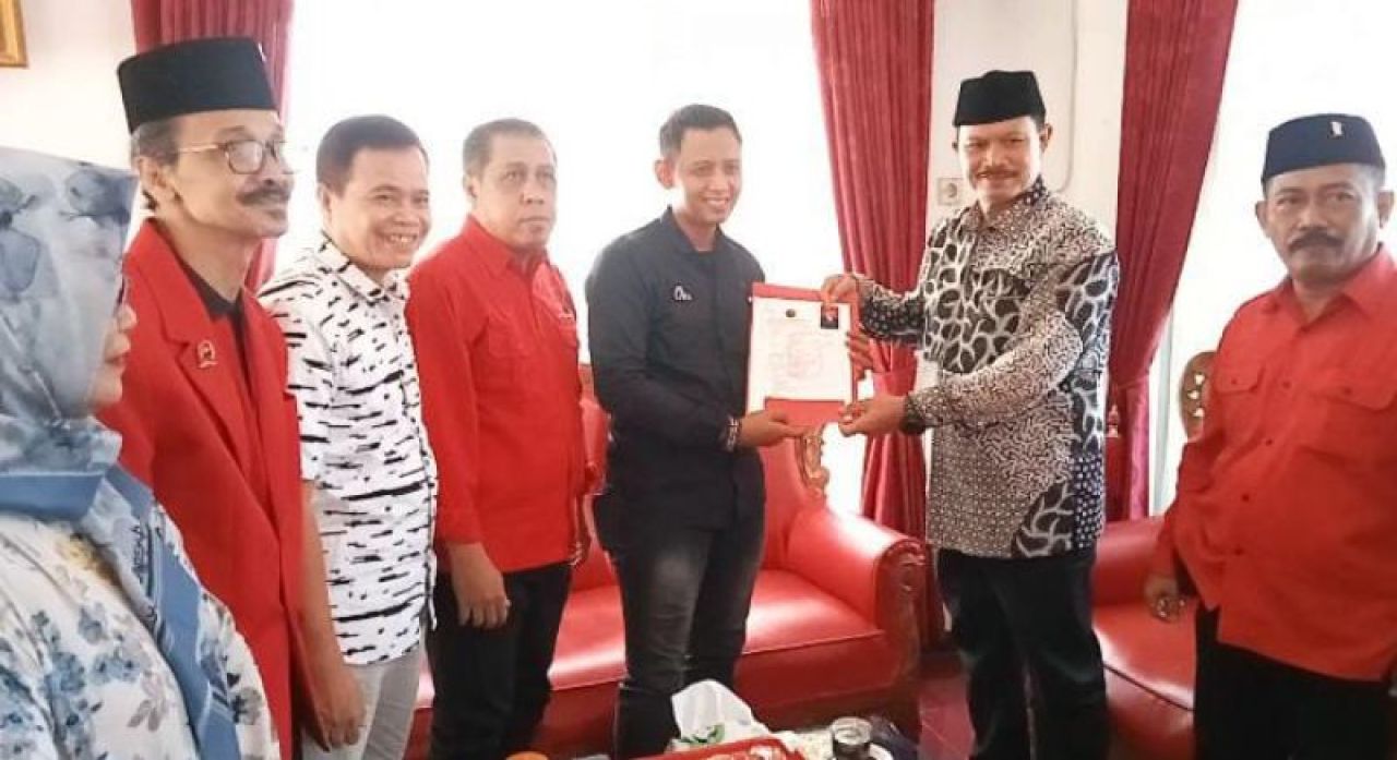 Wali Kota Madiun periode 2019-2024, Maidi mengembalikan formulir pendaftaran sebagai bacawali di DPC PDIP Kota Madiun, Sabtu (25/5/2024).