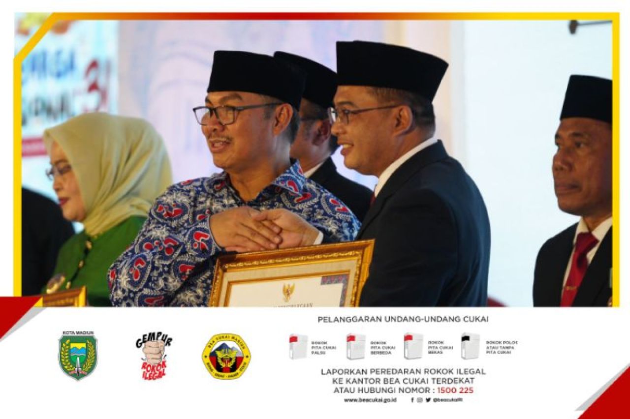 Pj Wali Kota Madiun, Eddy Supriyanto saat menerima penghargaan iBangga Award 2024 di Lapangan Pancasila Simpang Lima Semarang, Sabtu (29/6/2024).