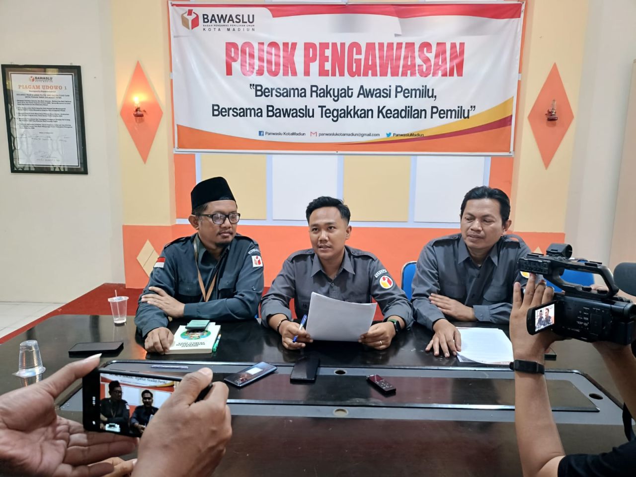 Ketua Bawaslu Kota Madiun saat menggelar konferensi pers terkait penanganan pelanggaran pemilu, Selasa (8/10/2024).