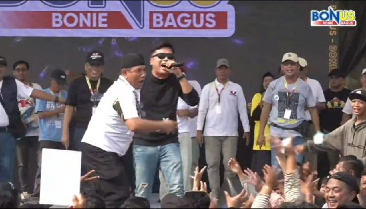 Dugaan pelanggaran money politic dalam kampanye akbar pasangan Bonie Laksmana-Bagus Rizki Dinarwan (Bonus) di Lapangan Rejomulyo pada 6 Oktober lalu.