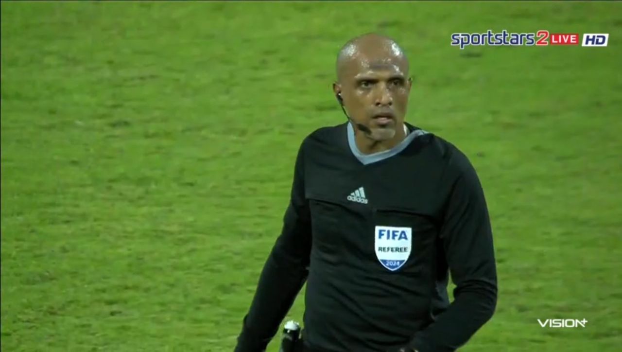 Wasit Ahmed Al Kaf yang memimpin laga Bahrain vs Indonesia.