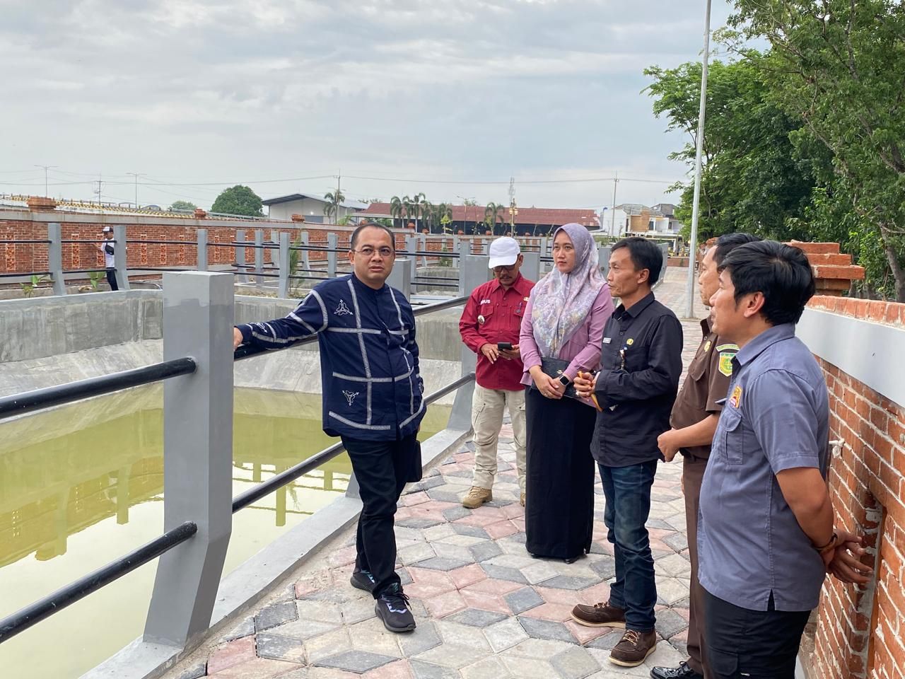 Pj Wali Kota Madiun, Eddy Supriyanto didampingi Kepala DPUPR, Thariq Megah saat meninjau proyek pembangunan IPLT, Selasa (31/12/2024).