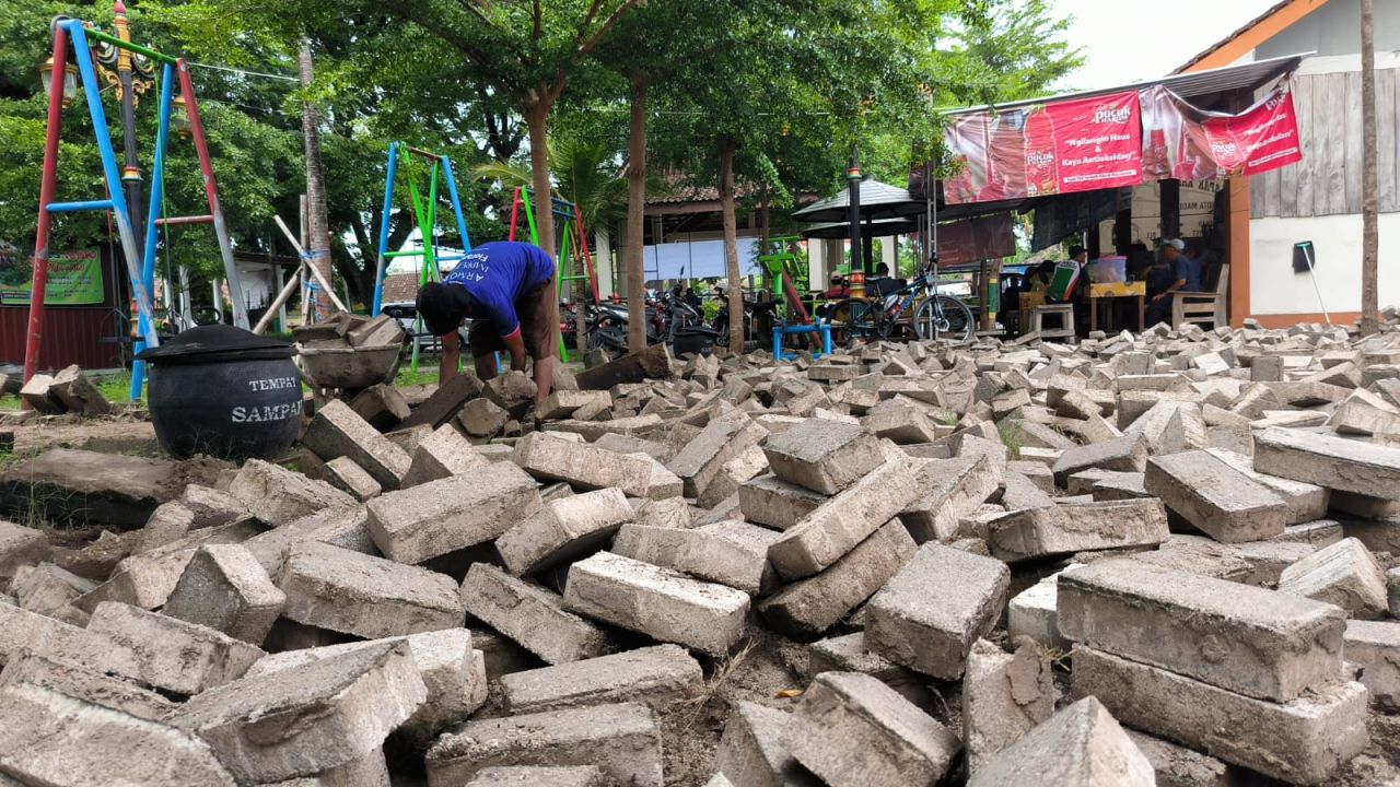 Paving dan tiga lapak Kampir dibongkar.