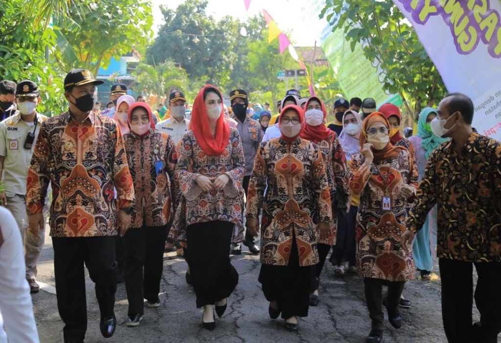 Walikota Madiun, Maidi mendampingi Ketua Tim Penggerak PKK Provinsi Jawa Timur, Arumi Bachsin dan Kepala Perwakilan Badan Kependudukan dan Keluarga Berencana Nasional (BKKBN) Jawa Timur, Maria Ernawati saat meninjau Kampung KB Kapendis di Kelurahan Rejomulyo.   