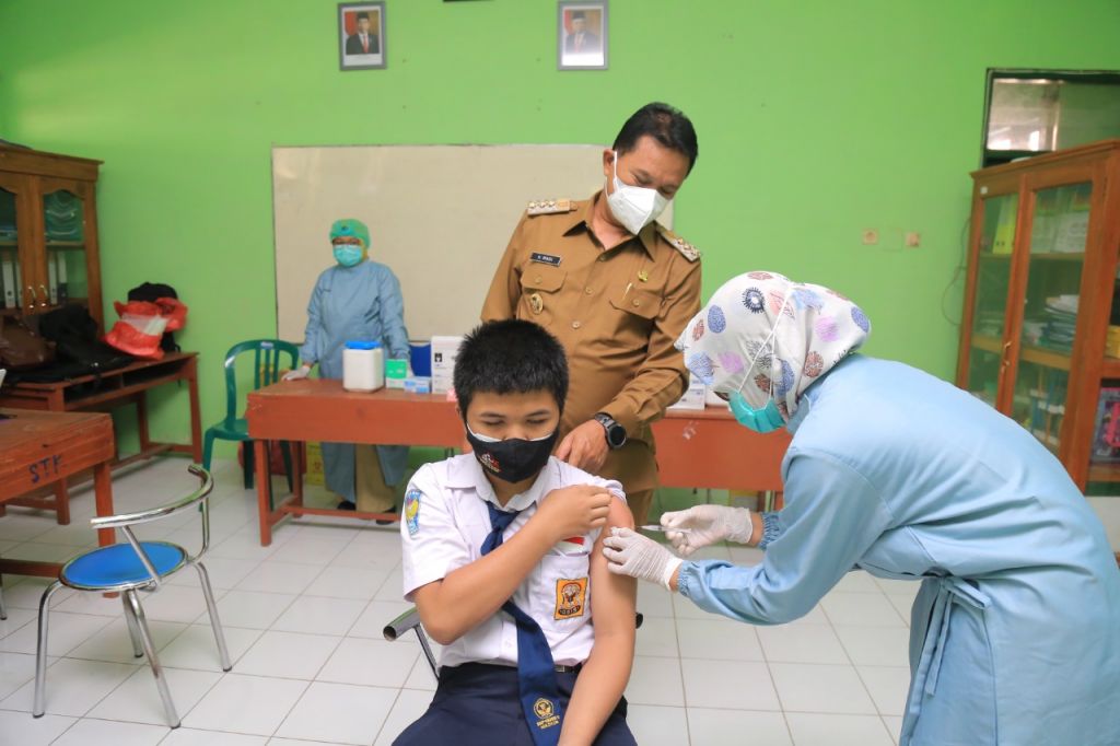 Vaksinasi pelajar tingkat SMP ditargetkan tuntas minggu ini.   