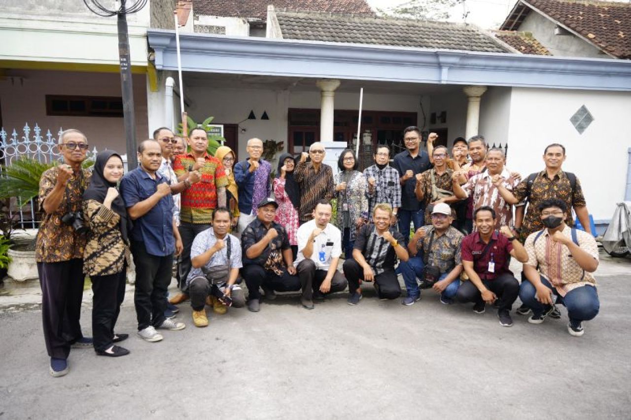 Wartawan Kota Madiun bersama Diskominfo saat bersilaturahmi dirumah wartawan senior Akung Bondet.