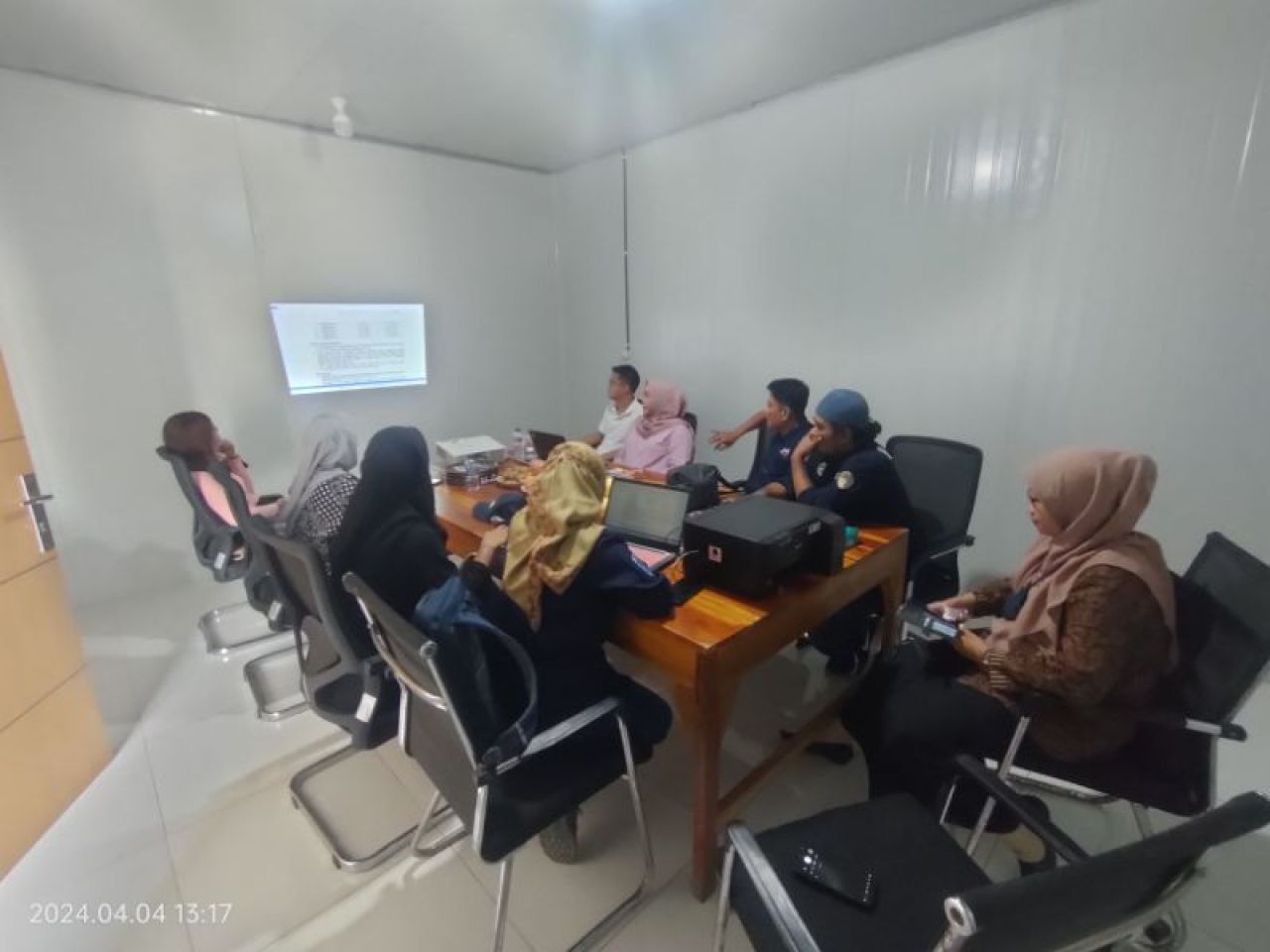 Manajemen PT Newstar Konjac Nusantara saat kedatangan petugas dari Ditjen Gakum KLHK.