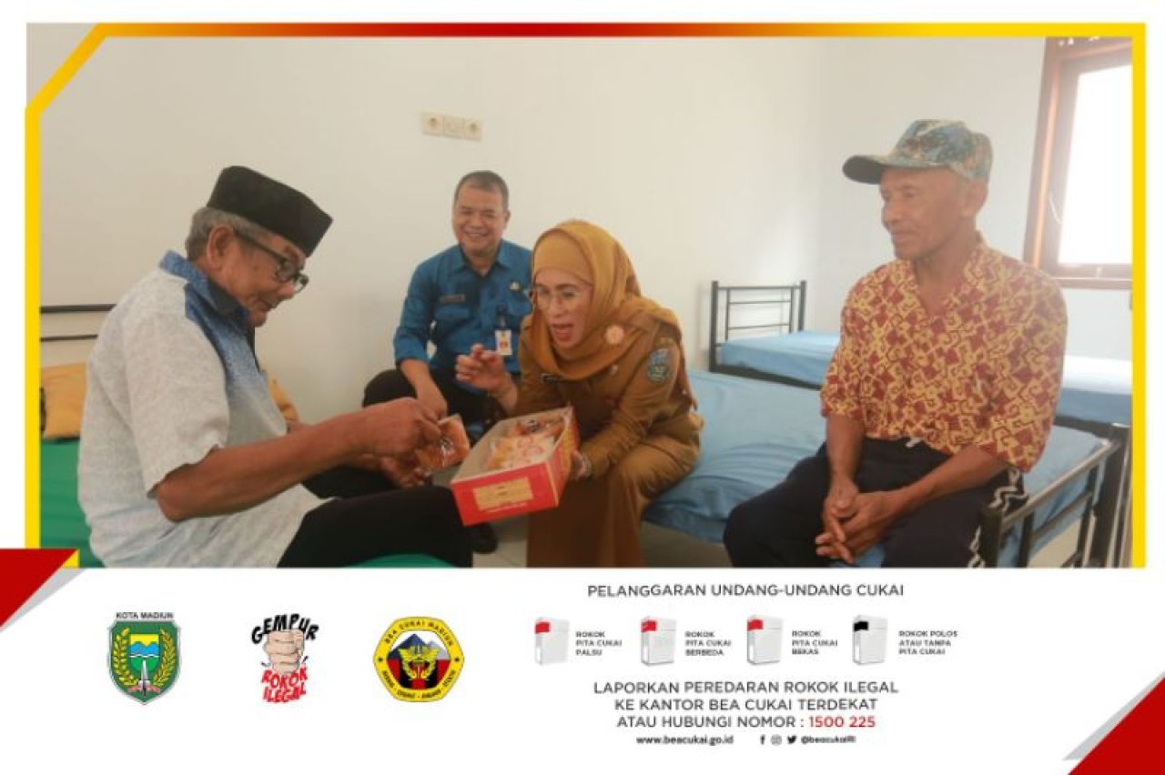 Dinsos Provinsi Jatim saat meninjau gedung Pondok Lansia Kota Madiun.