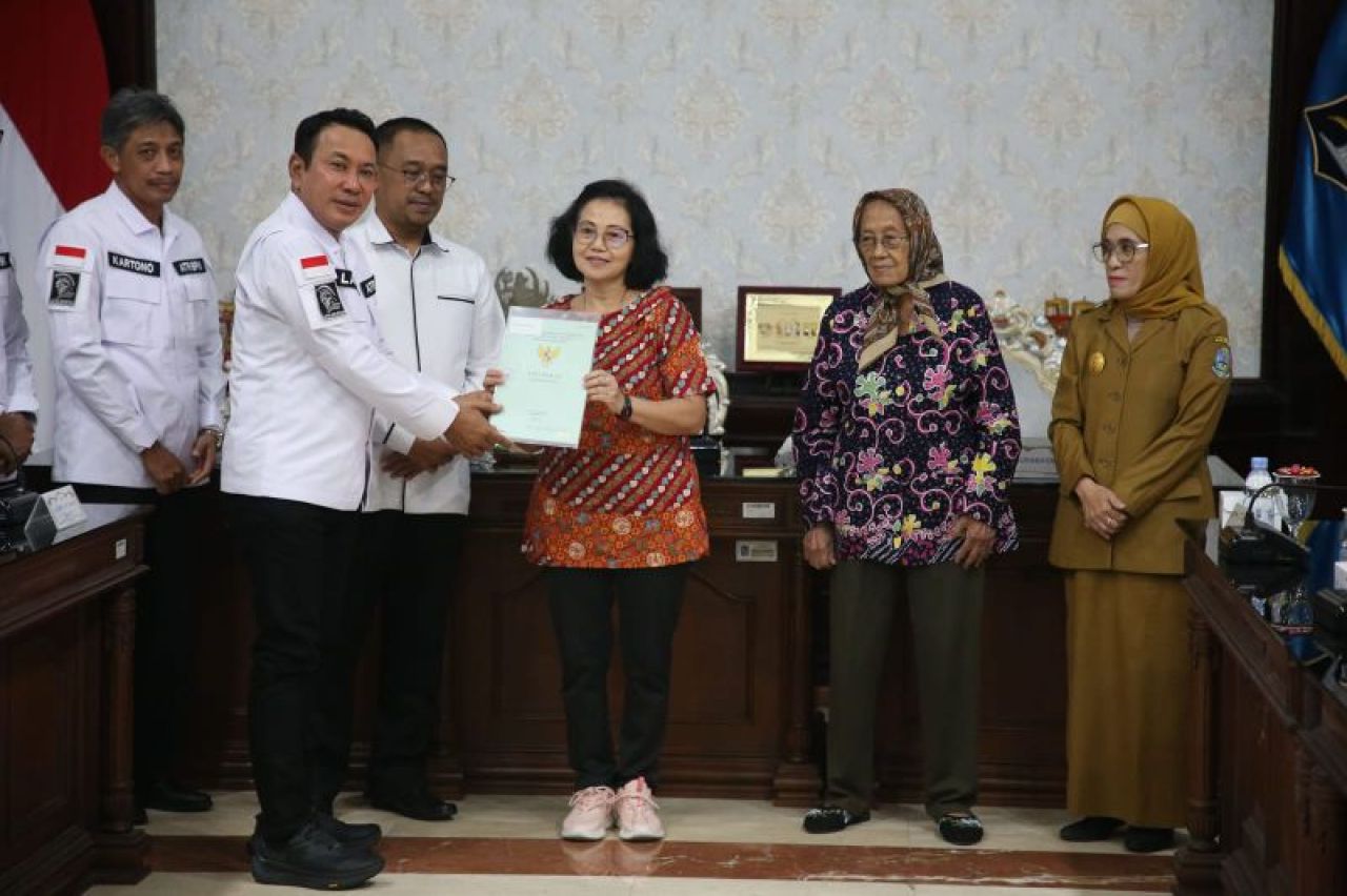 Penerimaan sertifikat HGB di Atas HPL di Balai Kota Surabaya, Senin (14/10/2024).