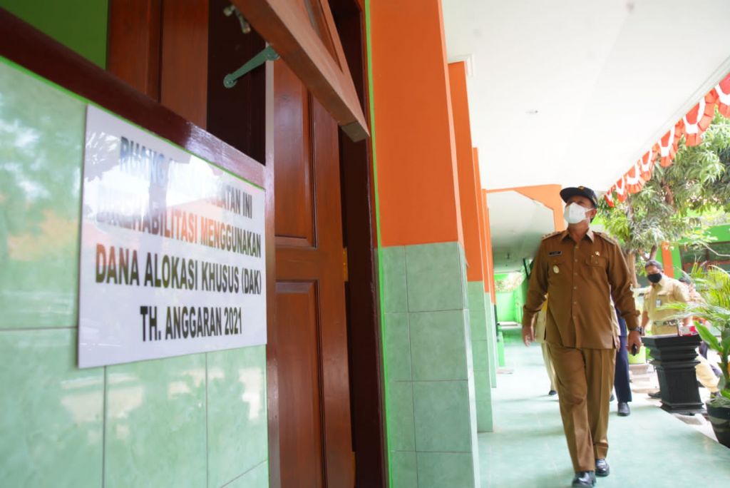  Walikota Madiun, Maidi saat meninjau SD Madiun Lor 5.