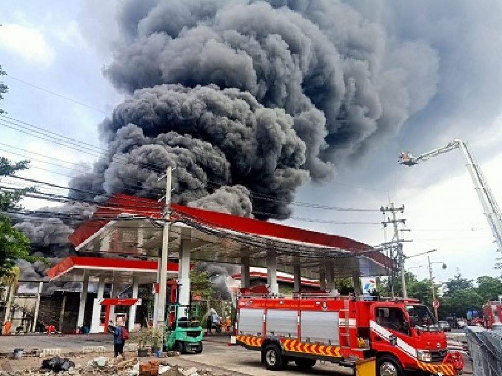 Gudang Palet di Jalan Karangpoh, Surabaya Dilalap Api