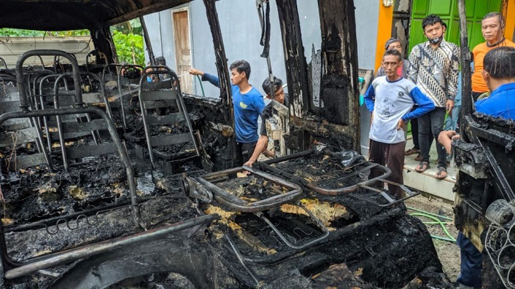 Mini bus milik UNIDA Gontor yang terbakar hebat saat diperbaiki.