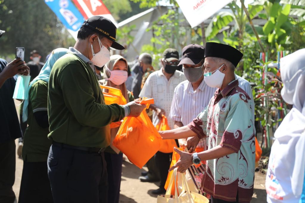 Bantuan sembako juga diberikan kepada warga Madiun Lor.