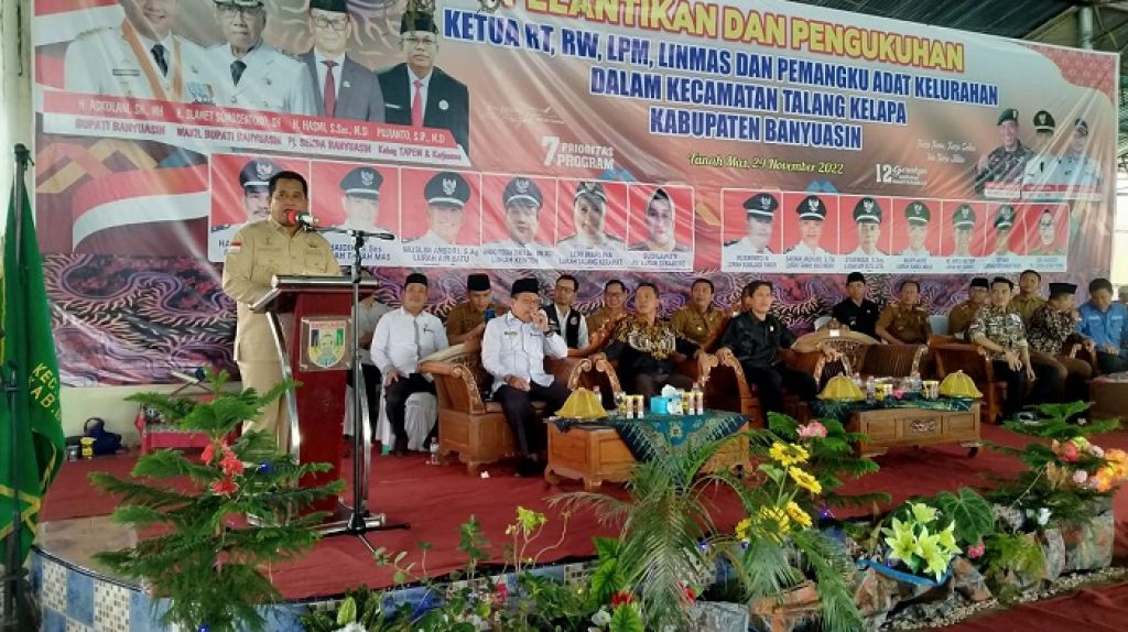 Bupati Banyuasin Lantik Ketua RT, RW, LPM, Linmas Kecamatan Talang Kelapa