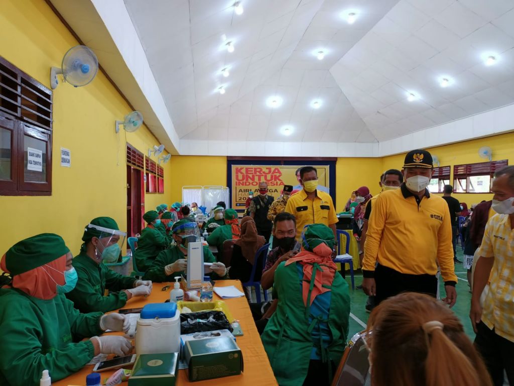  Dewan Pimpinan Daerah (PDD) Partai Golkar Kota Madiun mengelar vaksinasi Covid-19 di kantornya jalan DI Panjaitan Kota Madiun, Jawa Timur, Kamis (9/9/2021). 