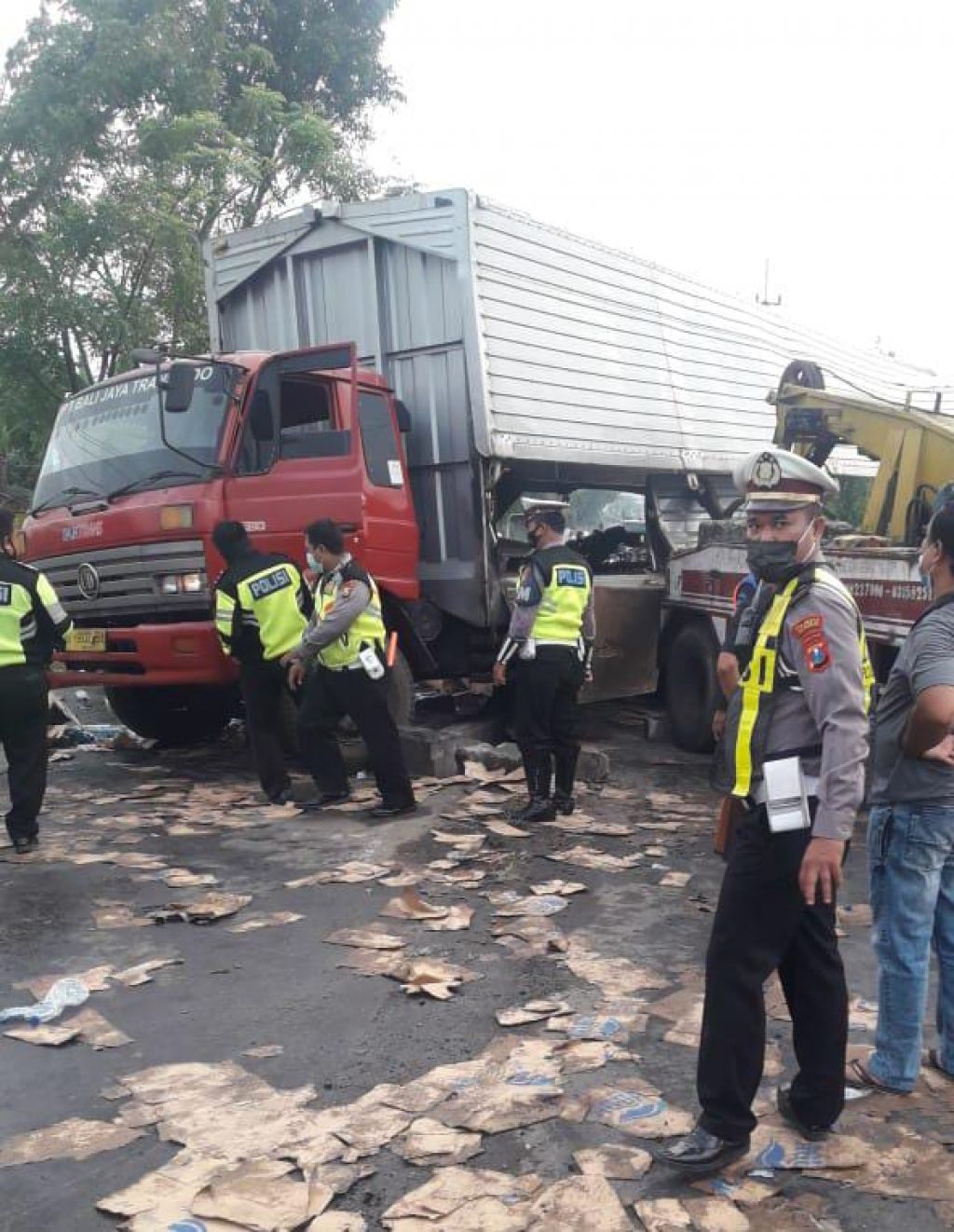 Petugas melakukan evakuasi di lokasi kejadian.