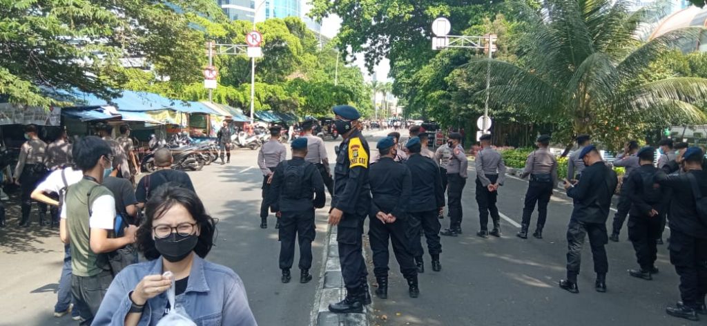 Para aparat yang berjaga di sekiitar Gedung KPK.