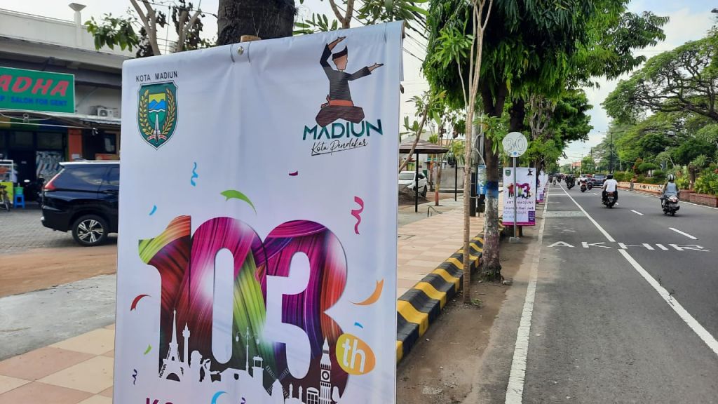 Banner di jalan Mastrip atau di depan GOR Wilis juga menampilkan logo Madiun Kota Pendekar.