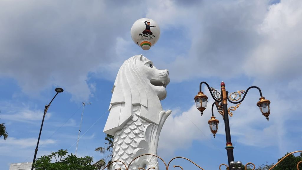 Balon udara yang ada di kawasan wisata Sumber Wangi atau tepatnya diatas patung singa duduk juga memasang Madiun Kota Pendekar.