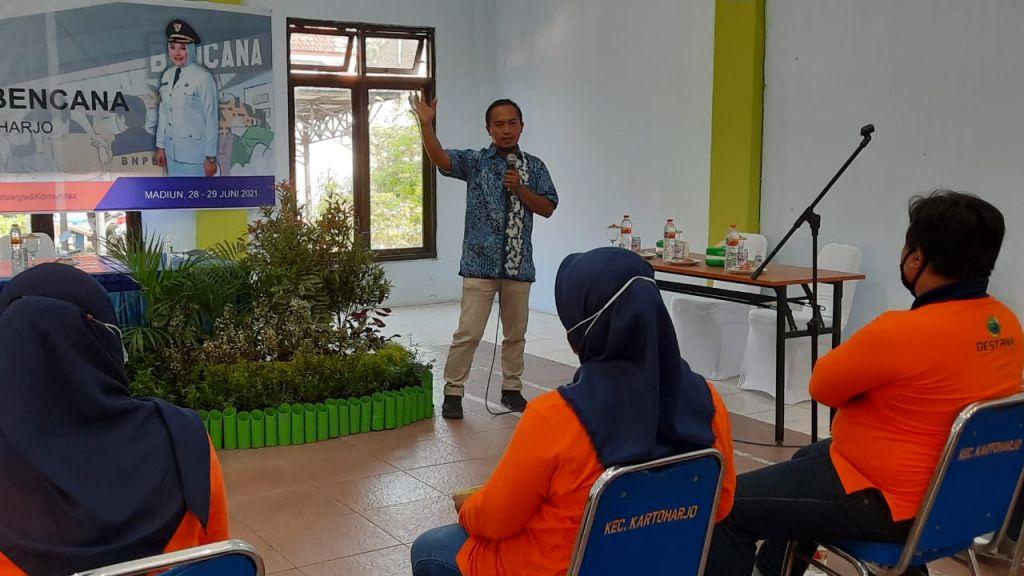 Narasumber memberikan pengetahuan dan keterampilan kepada peserta dalam menghadapi bencana. 