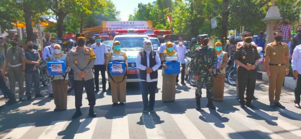 Gubernur Jawa Timur Khofifah Indar Parawansa saat menyerahkan alat swab secara simbolis kepada tenaga medis