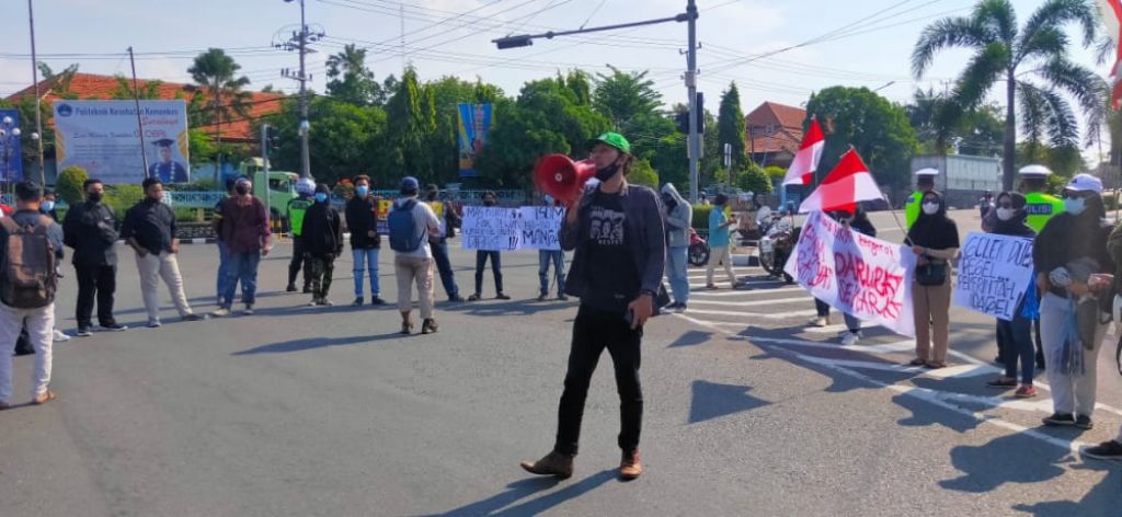 Puluhan masa aksi yang tergabung di Aliansi Rakyat Bergerak mengggelar aksi turun jalan di depan Gedung Dewan Perwakilan Rakyat Daerah (DPRD) kabupaten Tuban, Jumat (13/8/2021).