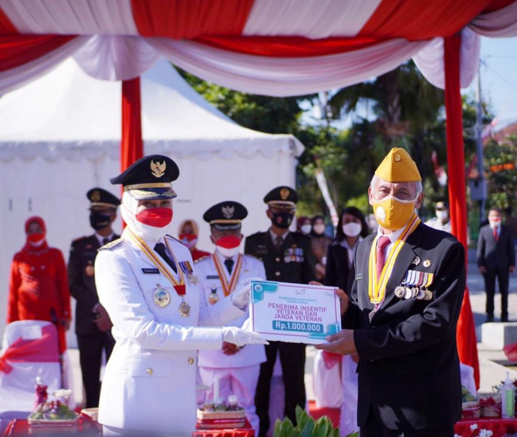 Wali kota Batu Hj. Dewanti Rumpoko menyerahkan secara simbolis pemberian insentif  kepada Ketua LVRIZ kota Batu