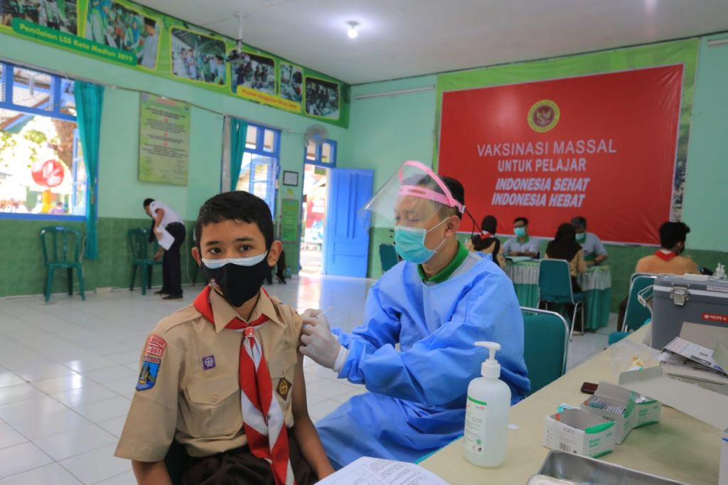 Pelajar di Kota Madiun mendapatkan suntikan vaksin Covid-19.