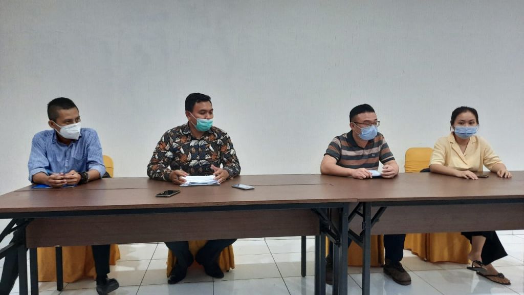 Korban dan kuasa hukum saat mengelar konferensi pers