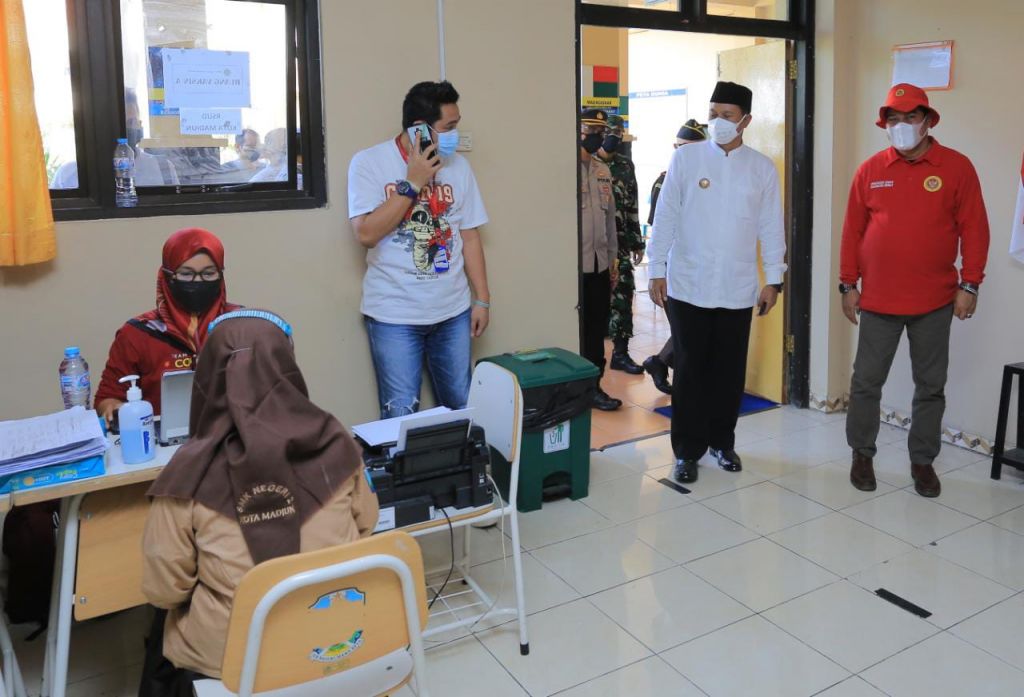 Walikota Madiun, Maidi mendampingi Kabinda Jatim, Marsma Rudy Iskandar meninjau vaksinasi pelajar di SMAN 3 Taruna Angkasa Madiun.