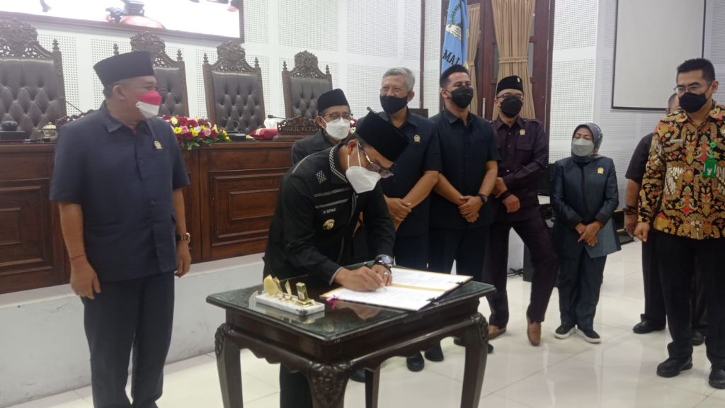 Wali Kota Malang, Sutiaji, saat menandatangani Perubahan APBD Kota Malang 2021.