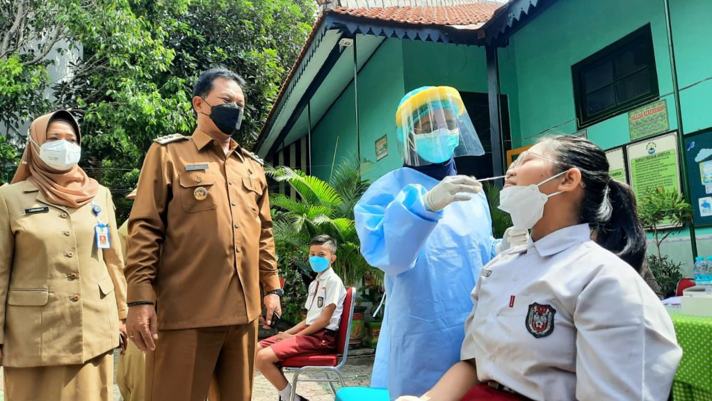 Sebelum masuk kedalam sekolah, siswa wajib mengikuti rapid test antigen