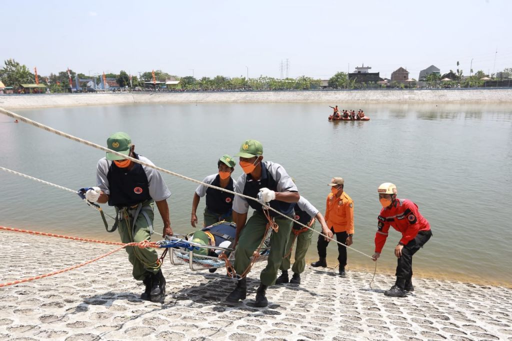 Linmas juga diajarkan vertikal rescue yang melibatkan Federasi Panjat Tebing Indonesi (FPTI) Kota Madiun.