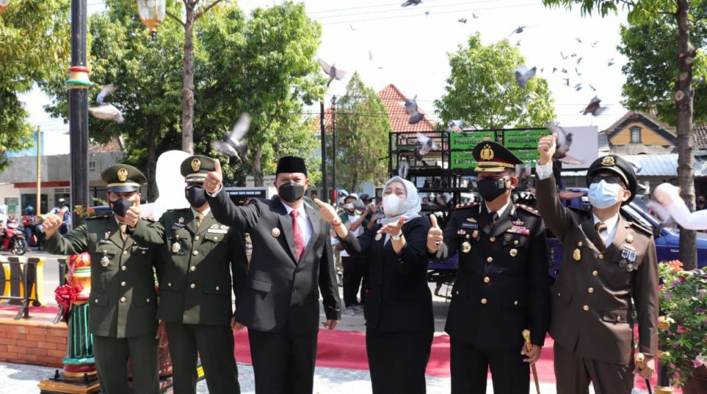 Walikota bersama Forkopimda melepas ratusan burung merpati di saat peresmian Monumen PETA.