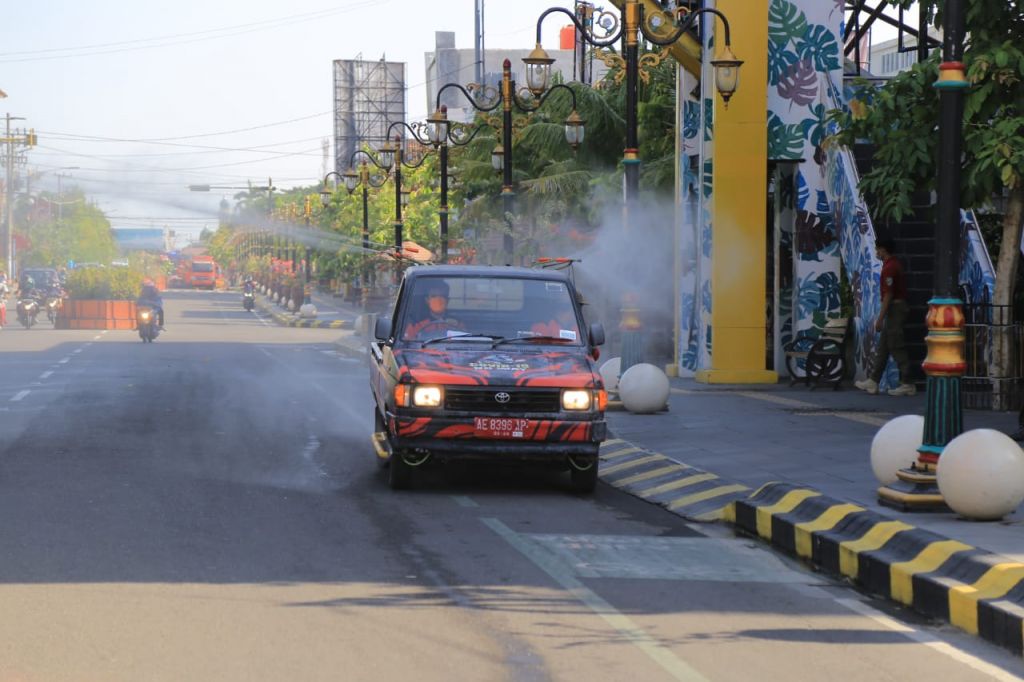 Badan Penangggulangan Bencana Daerah (BPBD) Kota Madiun melakukan sterilisasi kota dengan penyemprotan cairan disinfektan, Selasa (12/10/2021).