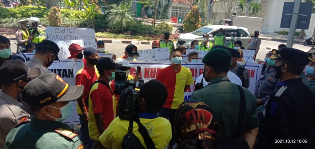 Yayasan Karya Cipta Abisatya (YKCA) melakukan unjuk rasa di depan Kantor Perhutani Divisi Regional Jawa Timur Jl. Gentengkali Surabaya, Selasa (12/10/2021).